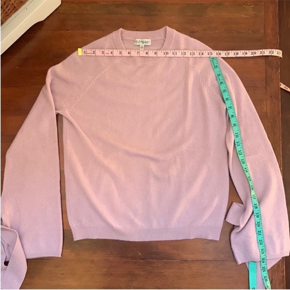 Neiman Marcus 100% Cashmere Crewneck Sweater in Pale Pink - Picture 9 of 11